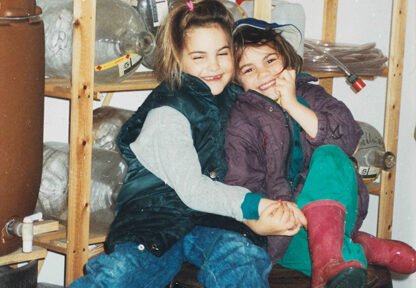 Anna und Julia Scheyer beim Arbeiten im Weinkeller 1996