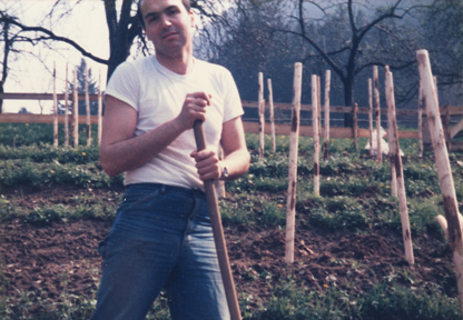 Mathias Scheyer bei Erstanpflanzung der Weinberge im Mai 1986