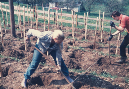 Jutta Scheyer bei Erstanpflanzung der Weinberge im Mai 1986