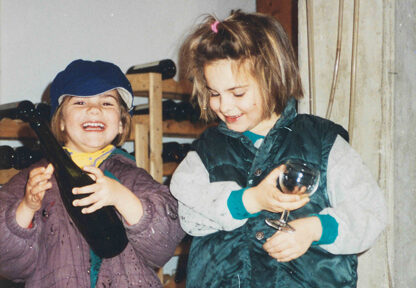 Anna und Julia Scheyer beim Arbeiten im Weinkeller 1996
